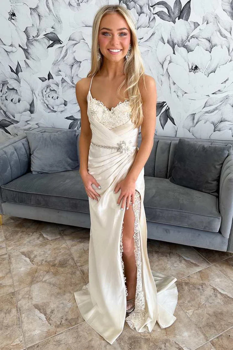 Vestido de novia fruncido con cinturón de encaje satinado y abertura